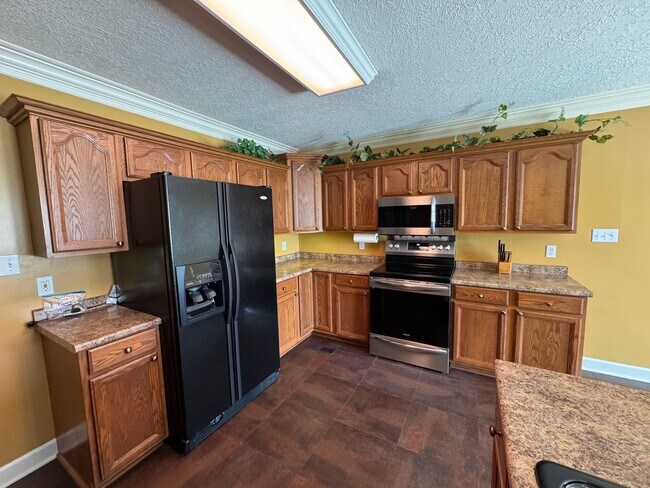 Building Photo - Steps from the Tee—Your Golf Course Home A...