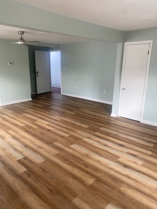 Building Photo - 933 Roosevelt Blvd