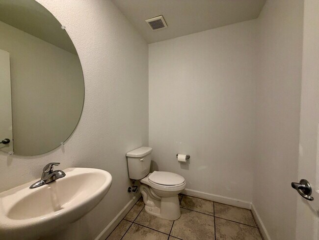 Building Photo - 3 BED 2.5 BATH 2 CAR GARAGE TOWNHOUSE IN CADENCE HENDERSON WITH LOFT