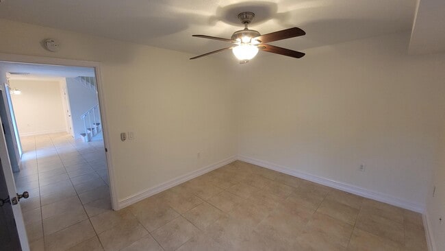 Building Photo - 606 6th Ln