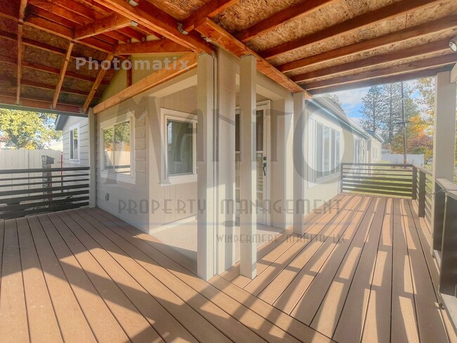 Building Photo - Spacious Modern 2 Bedroom Home