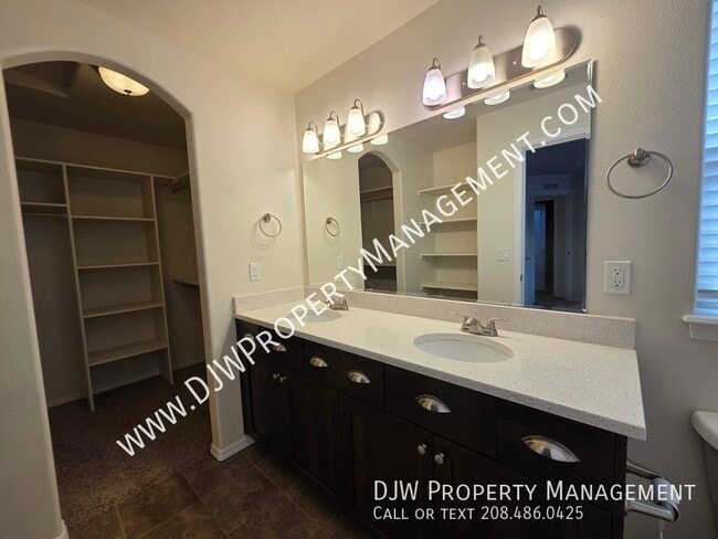 Building Photo - 614 S Grey Pine Ln