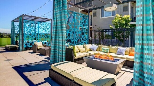 Building Photo - 550 Viridian Dr