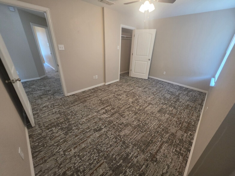 Building Photo - Room in Duplex on Arbor Ave