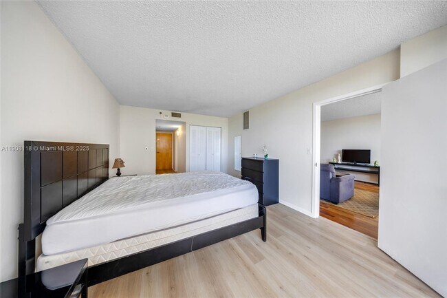 Building Photo - 7601 E Treasure Dr