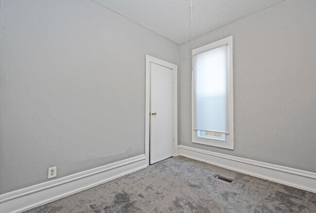 Building Photo - 3-Bed 1-Bath Lower Level Unit in Minneapolis - Available Now!