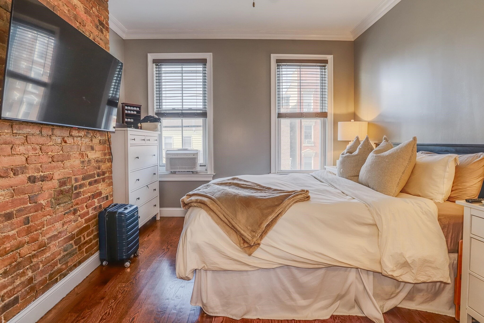 Building Photo - 403 Adams St