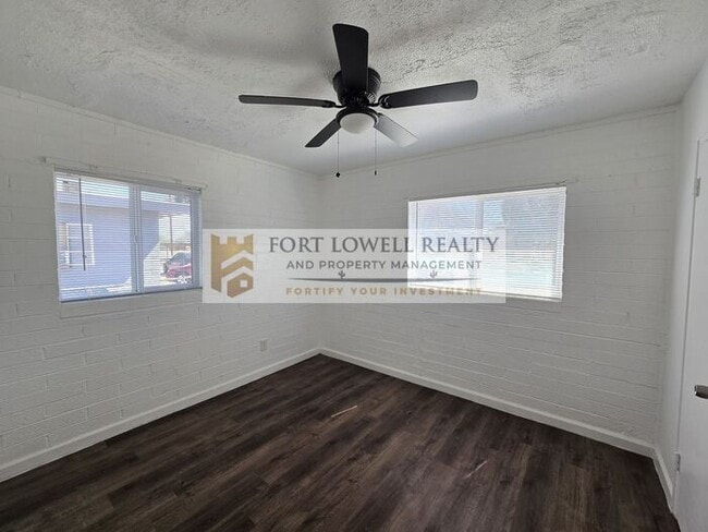 Building Photo - Renovated 1 Bed / 1 Bath Apartment with Private Yard!