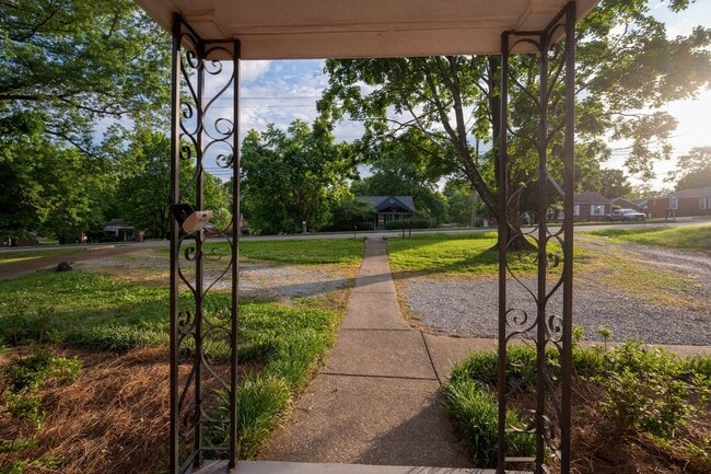 Building Photo - **UPDATED 3-BEDROOM DUPLEX WITH ATTACHED G...