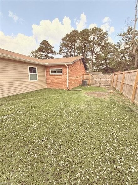 Building Photo - 3925 Galleon Dr
