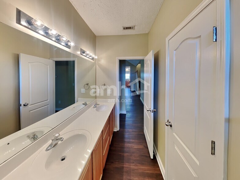 Building Photo - 1308 Oakhall Ln