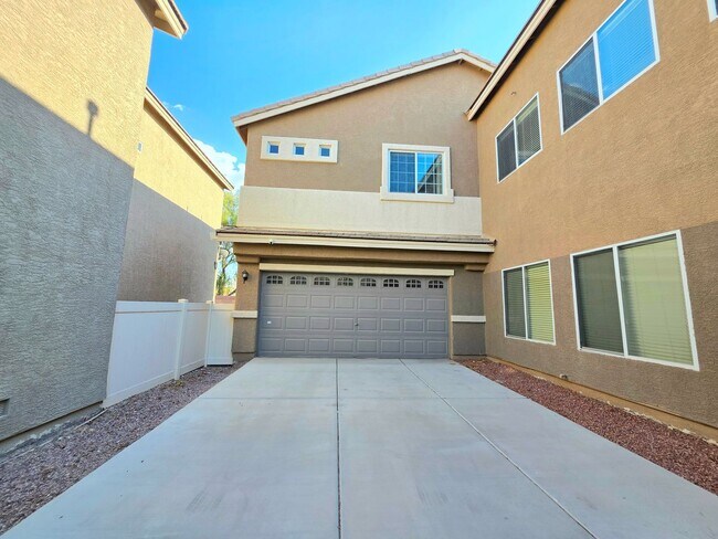 Building Photo - Three-bedroom Single Family