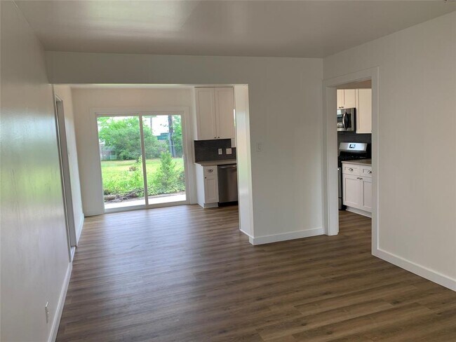 Building Photo - 1400 Kamar Dr