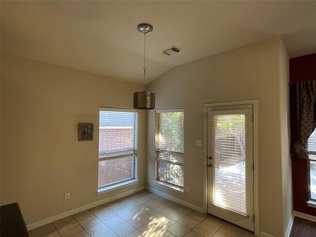 Building Photo - 303 Steer Acres Ct