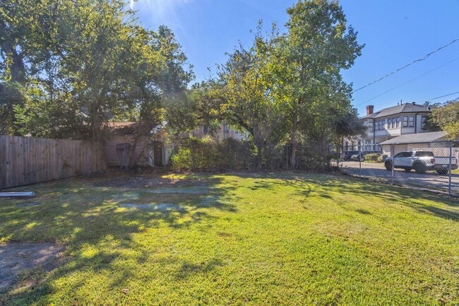 Building Photo - 900 S Division St