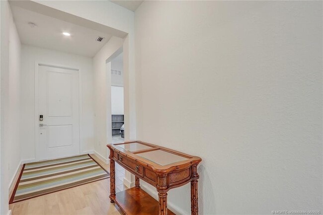 Building Photo - 1630 NE Skyhigh Ter