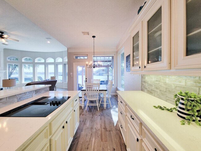 Building Photo - Beautifully designed waterfront property w...