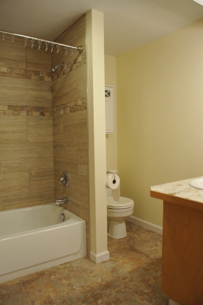 Building Photo - Basement Apartment, 2 bed 1 bath close to Food Trucks on Best