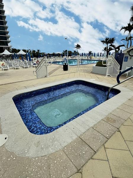 Building Photo - 2030 S Ocean Dr