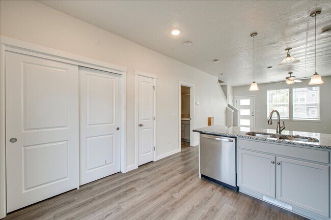 Building Photo - Townhome 2 bed / 2.5 bath in Boise!