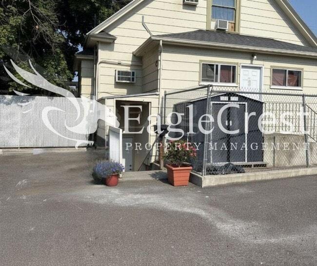 Building Photo - 706 S College Ave