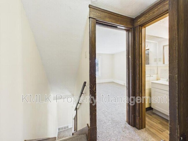 Building Photo - 446 7th St