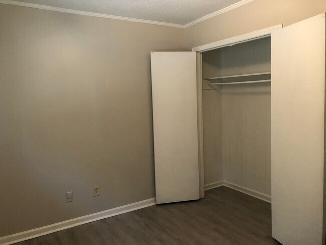 Building Photo - MOVE-IN READY!