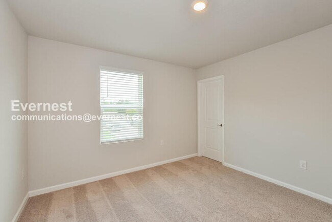 Building Photo - 5 Bed/3 Bath Home with Fenced Yard / Pet-friendly / Coming Soon!
