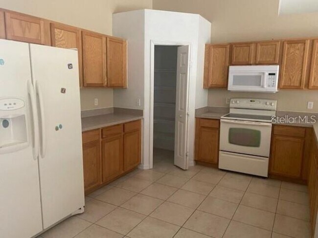Building Photo - 749 Parrot Ct