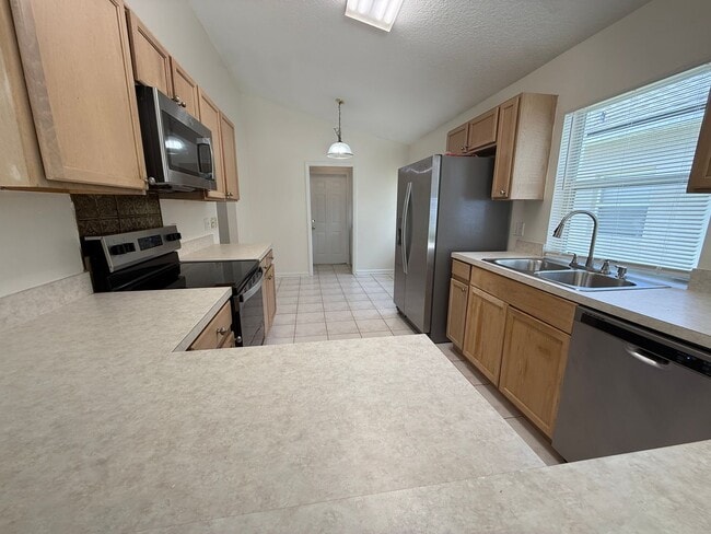 Building Photo - Beautiful 3 bed/2 bath home with Lawn Care Included