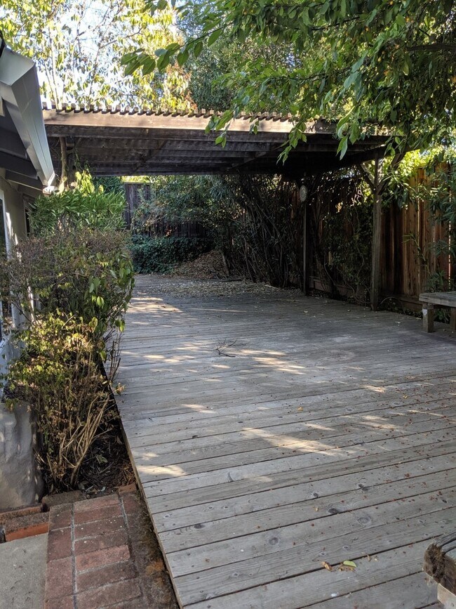 Building Photo - Remodeled 4 Bed 2 Bath Beauty in Vintage H...