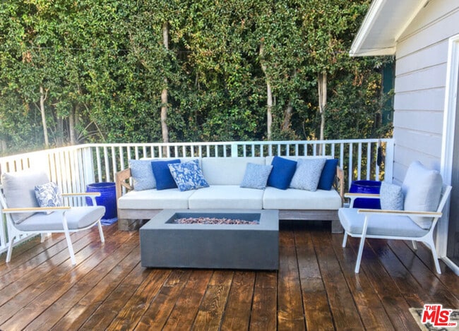 Building Photo - 934 S Dunsmuir Ave