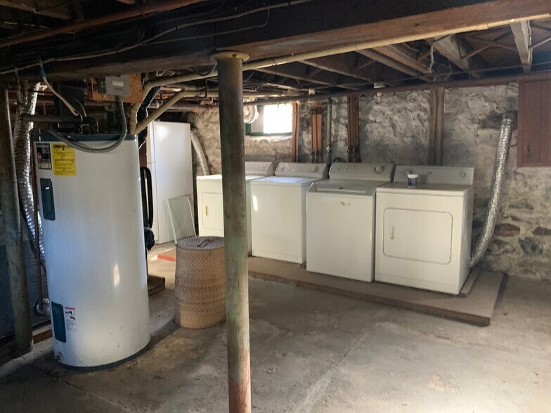 Building Photo - 468 Massasoit Rd