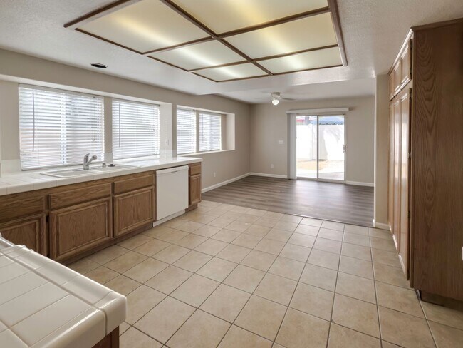 Building Photo - 4 BEDROOM / 3 CAR GARAGE MURRIETA HOME FOR...