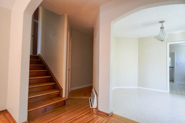 Building Photo - Single Family Home