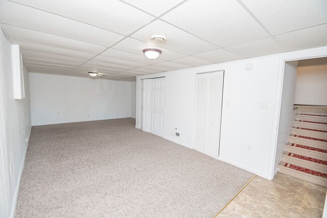 Building Photo - 2 bed 1 bath Duplex with basement in Portage