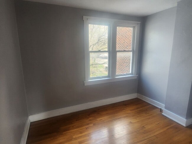 Building Photo - 2 Bedroom 1 bath updated Row Home