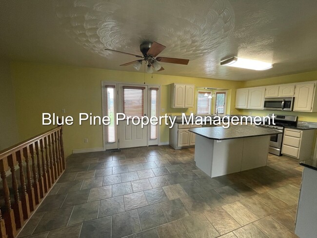 Building Photo - 810 Tennis Ct Dr