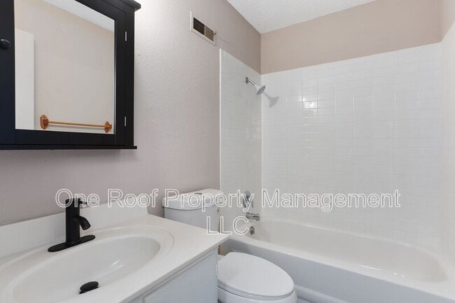 Building Photo - 701 Linwood Dr