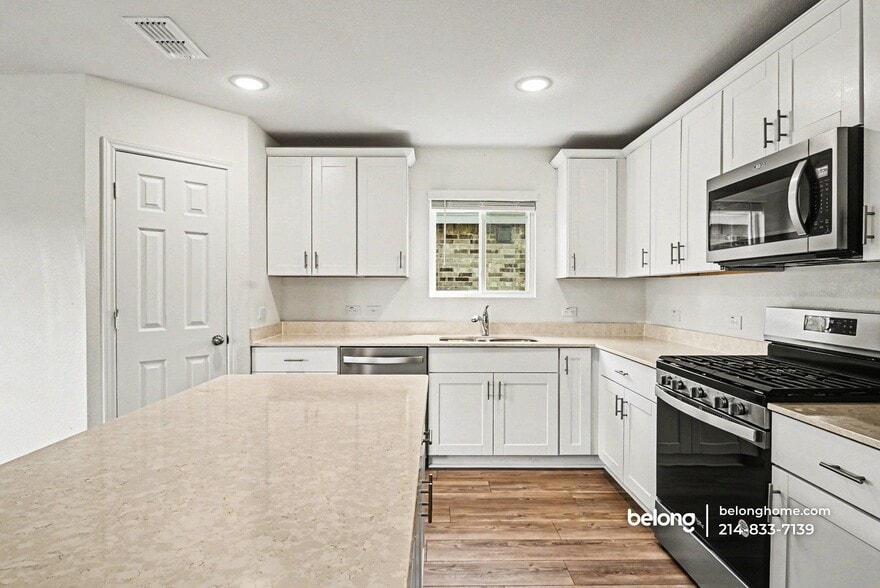 Building Photo - 1020 Valerian Dr