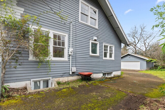 Building Photo - 4749 NE Campaign St