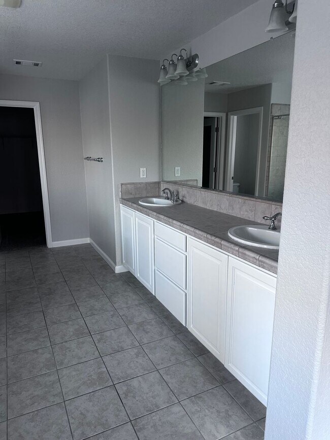 Building Photo - GORGEOUS HOME FOR RENT! NEW CARPET AND PAINT THROUGHOUT! 1 FULL BED AND BATH DOWNSTAIRS!