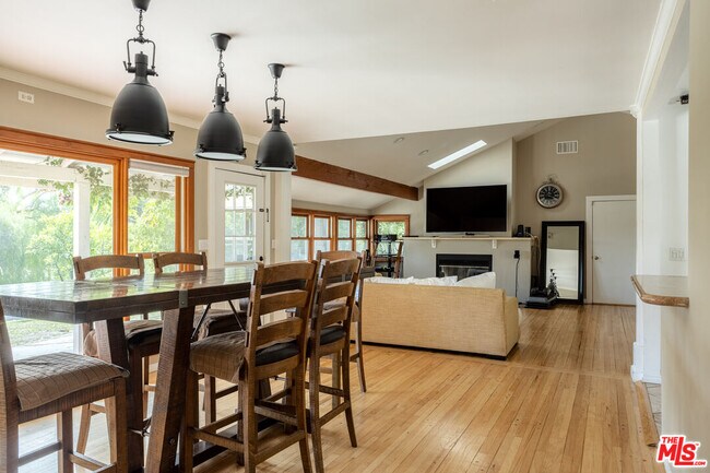 Building Photo - 19439 Oxnard St