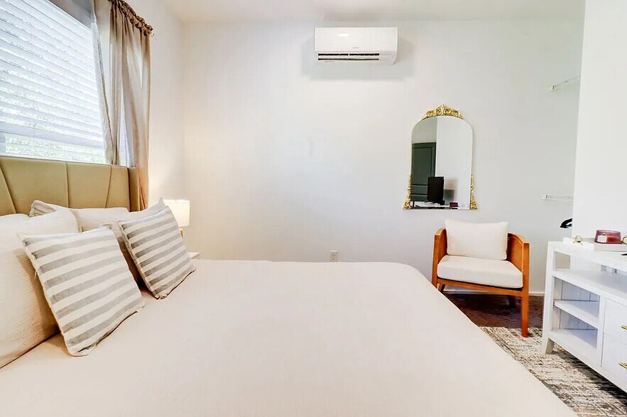 Building Photo - Room in House on Bowen Ave SE