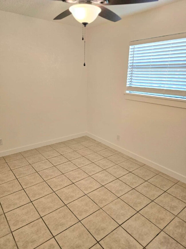 Building Photo - Stylish Comfort in a Freshly Remodeled Beauty