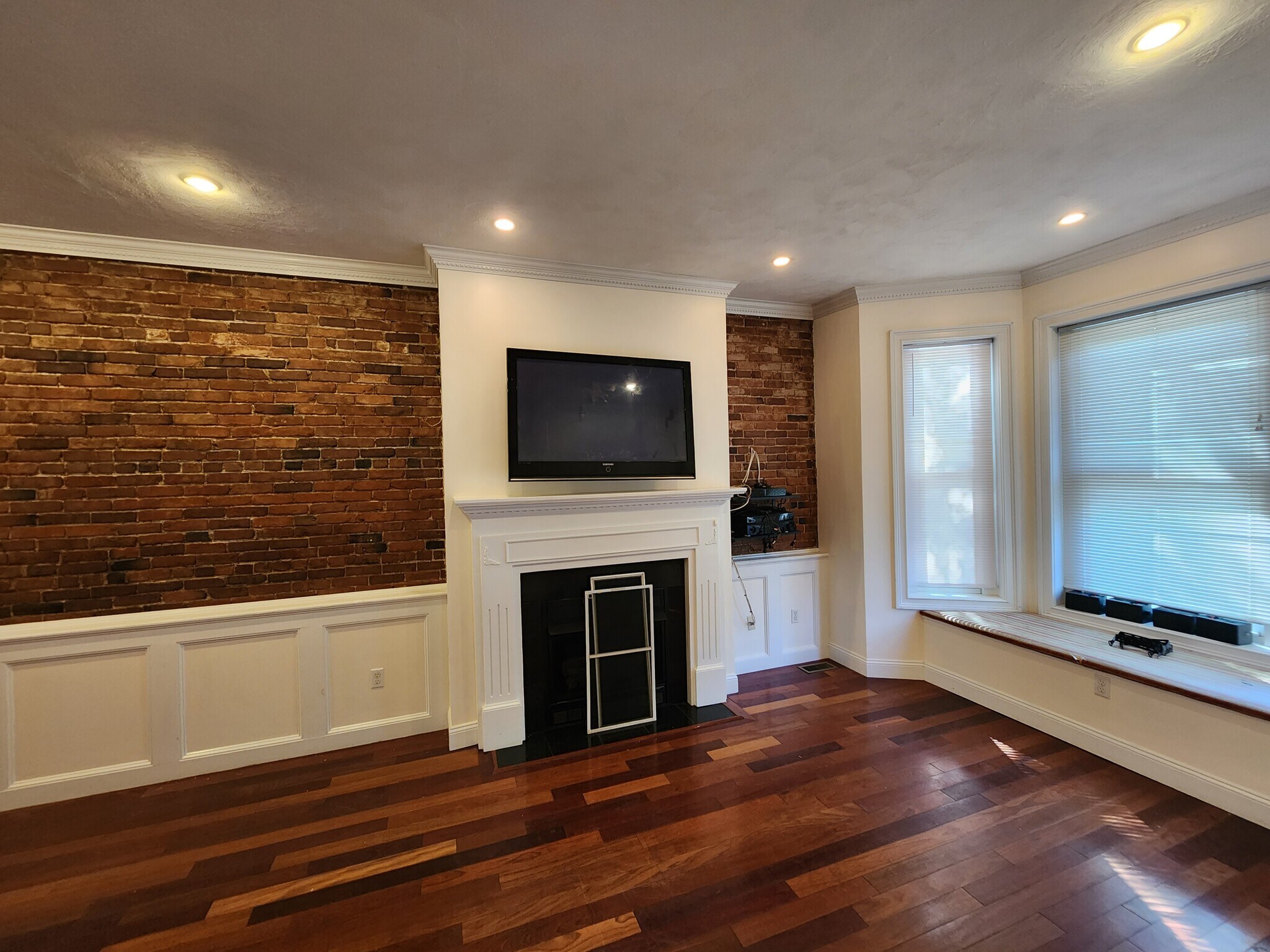 Building Photo - 566 E 5th St