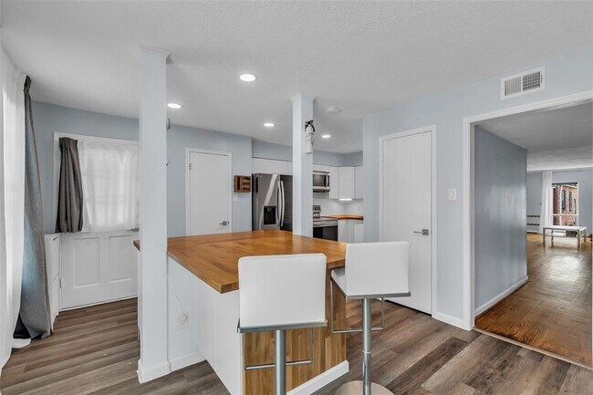Building Photo - 386 N Post Oak Ln
