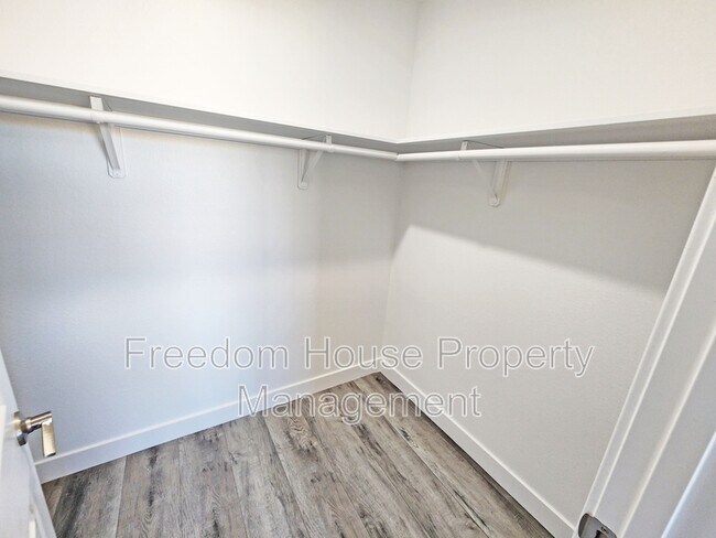 Building Photo - 561 Valiant Ave