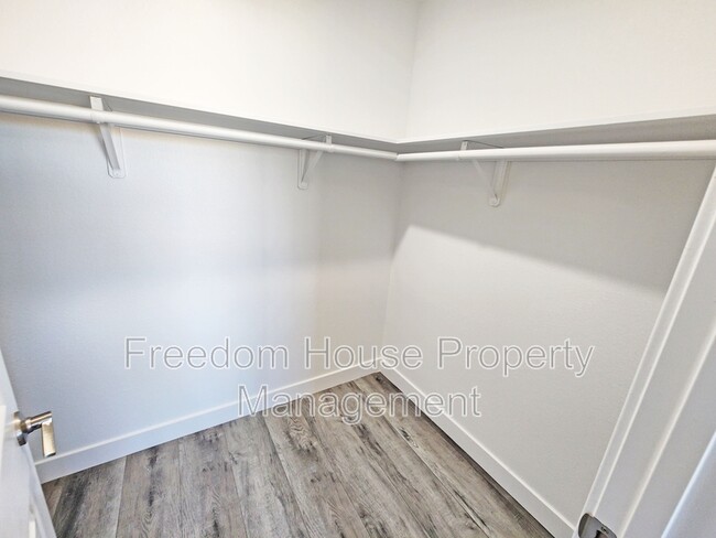 Building Photo - 861 Valiant Ave