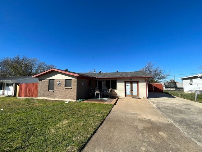 Building Photo - 3 bedroom 1.5 bathroom! HOUSING ACCEPTED!